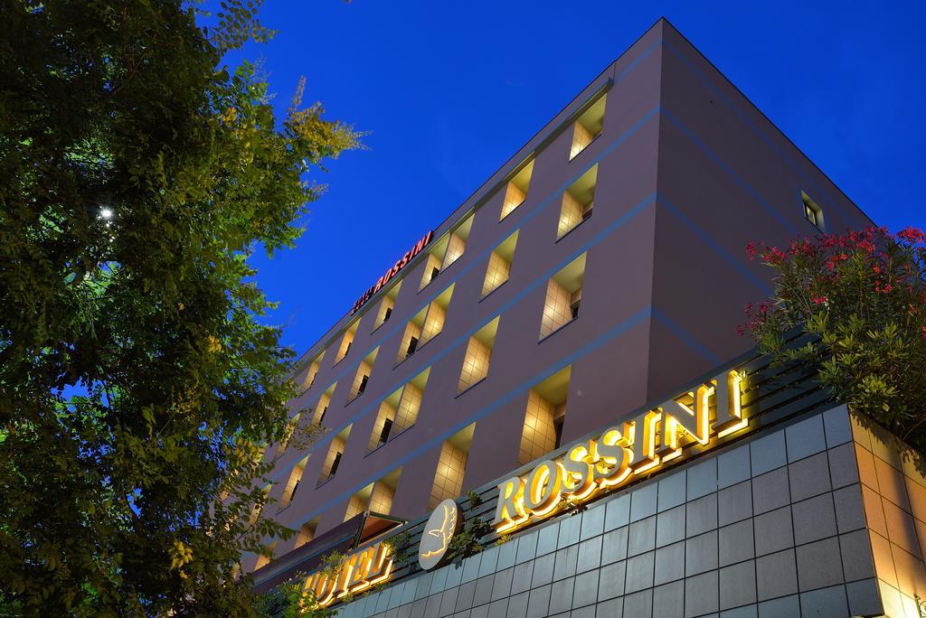 Hotel Rossini เปซาโร ภายนอก รูปภาพ